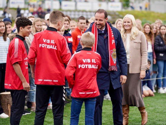 Kronprins Haakon fikk prøve seg på dart-fotball på Idrettsplassen i Våler. Foto: Simen Løvberg Sund, Det kongelige hoff